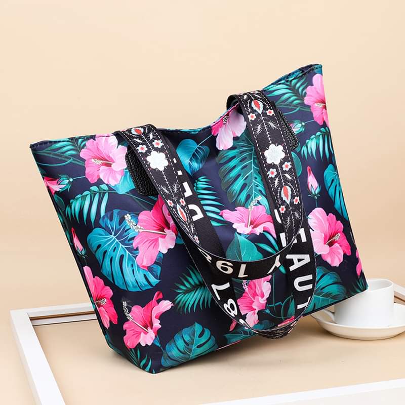 🤍💖 Trendy Ladies Handbags Green Color 🤍💖