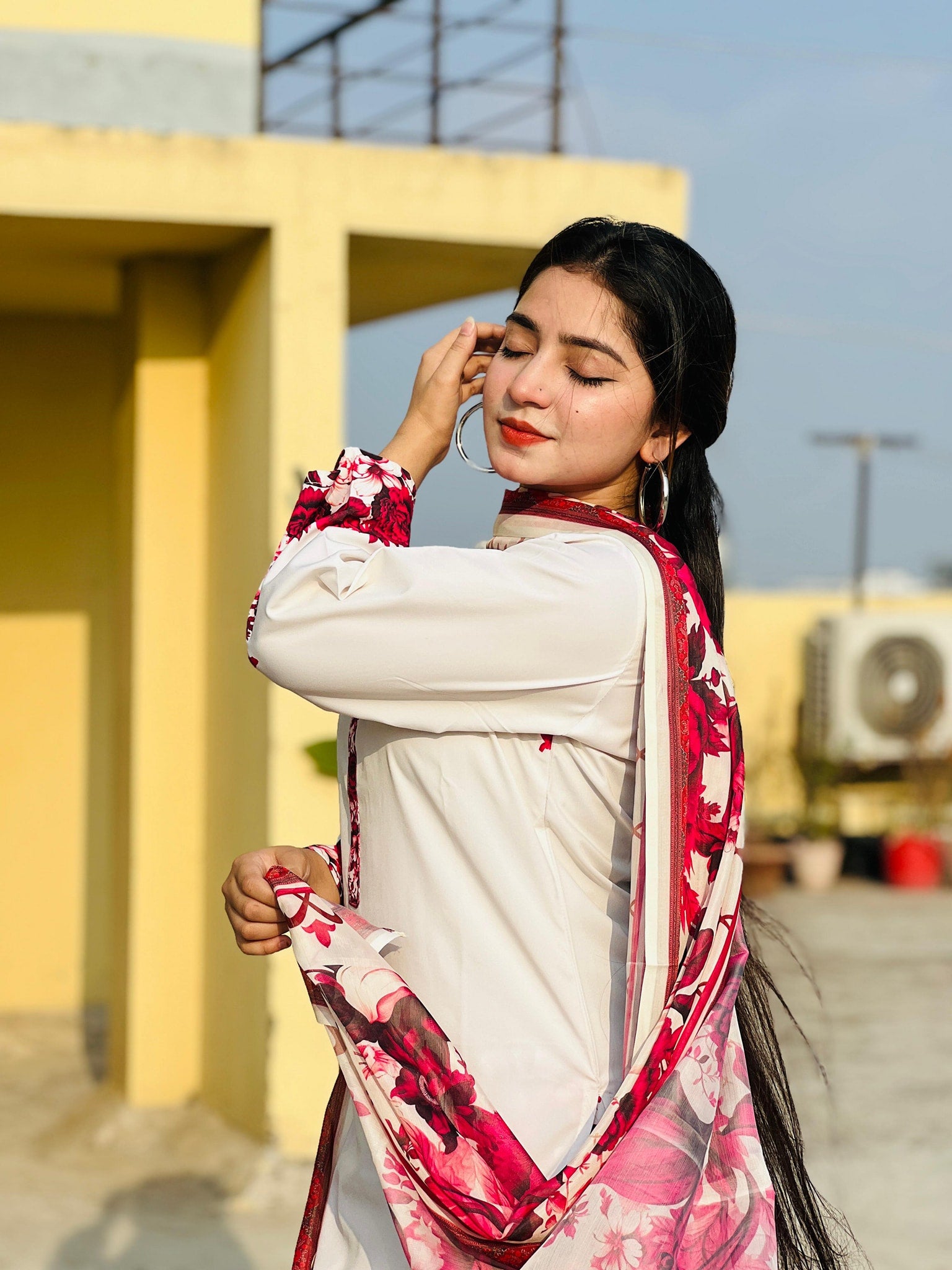 🤍💖🥀 রোম্যান্স অফ রোজেস ইন অফ-হোয়াইট 🕊️🤍💖