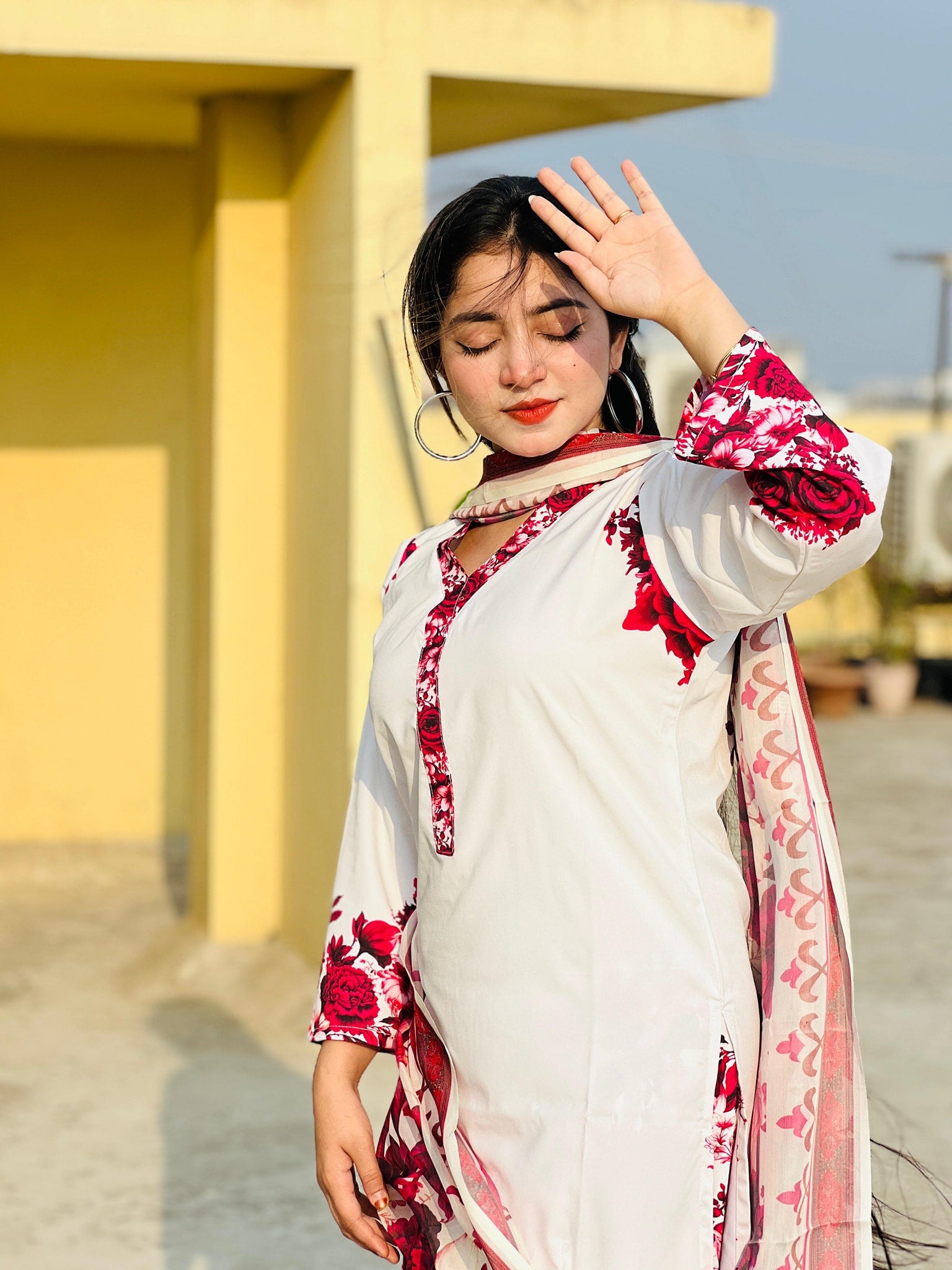 🤍💖🥀 রোম্যান্স অফ রোজেস ইন অফ-হোয়াইট 🕊️🤍💖