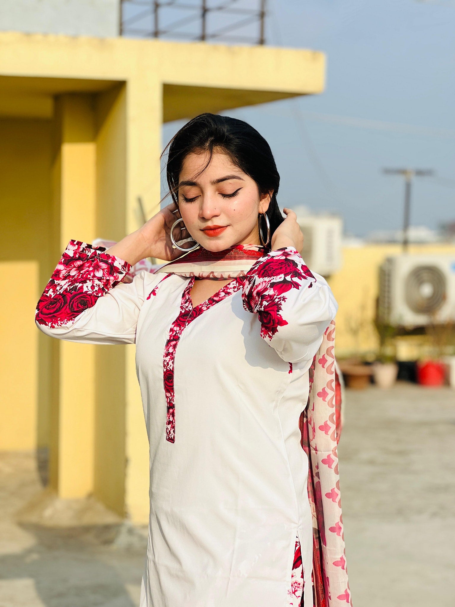 🤍💖🥀 রোম্যান্স অফ রোজেস ইন অফ-হোয়াইট 🕊️🤍💖