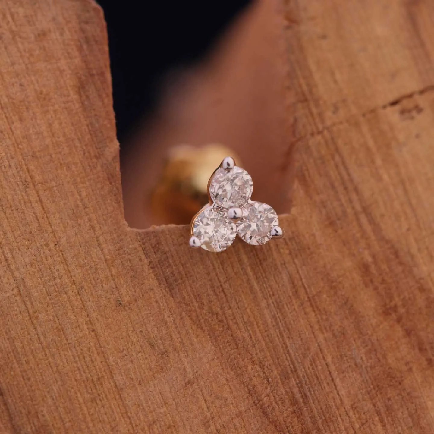 Classic-3-Stone-Nosepin-1 Classic 3 Stone Nosepin - Image 1