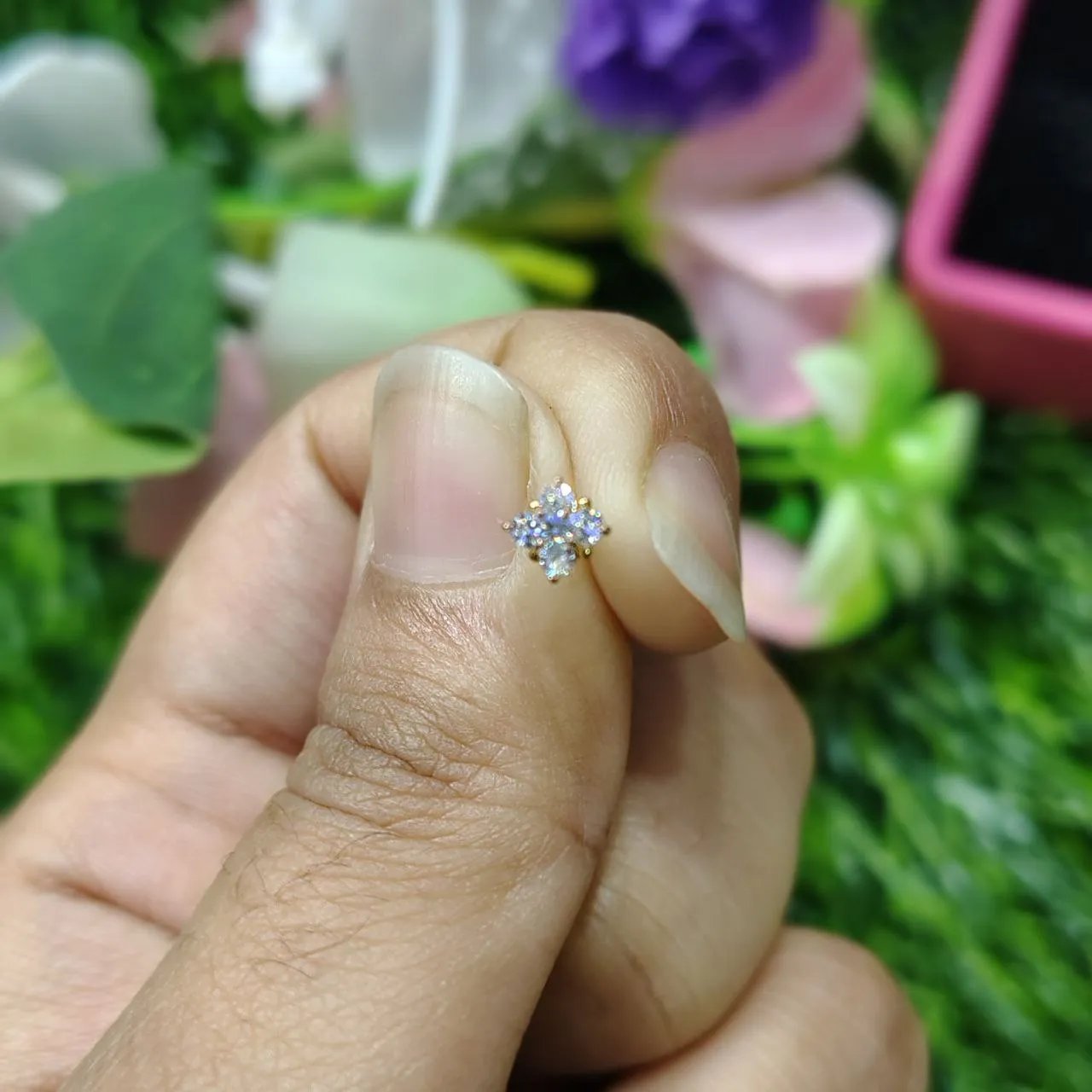 Premium-quality-Fashionable-Classic-Design-Imitation-Gold-Polish-5-Stone-Nose-Pin-For-Women-1 Premium quality Fashionable Classic Design Imitation Gold Polish 5 Stone Nose Pin For Women - Image 1