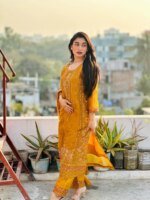 প্রিমিয়াম ম্যাজেন্টা সিল্ক এমব্রয়ডারি থ্রি-পিস সেট - জমকালো পার্টি ওয়্যার - Image 3