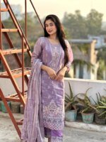 প্রিমিয়াম ম্যাজেন্টা সিল্ক এমব্রয়ডারি থ্রি-পিস সেট - জমকালো পার্টি ওয়্যার - Image 2