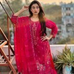 প্রিমিয়াম ম্যাজেন্টা সিল্ক এমব্রয়ডারি থ্রি-পিস সেট - জমকালো পার্টি ওয়্যার