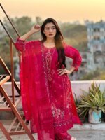 প্রিমিয়াম ম্যাজেন্টা সিল্ক এমব্রয়ডারি থ্রি-পিস সেট - জমকালো পার্টি ওয়্যার