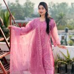 প্রিমিয়াম পিঙ্ক এমব্রয়ডারি থ্রি পিস সালোয়ার কামিজ সেট উইথ নেট দুপাট্টা – এলিগেন্ট লেডিস ড্রেস