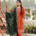 প্রিমিয়াম এমব্রয়ডারি করা লাল ও ডার্ক গ্রিন পাকিস্তানি স্টাইল সালোয়ার কামিজ সেট উইথ এলিগেন্ট দুপাট্টা