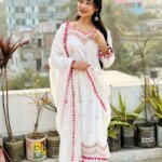 এলিগেন্ট সাদা এমব্রয়ডারি থ্রি পিস সালোয়ার কামিজ সেট উইথ পিঙ্ক ডিজাইন দুপাট্টা – প্রিমিয়াম লেডিস ড্রেস