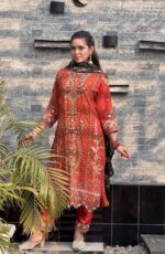 প্রিমিয়াম এমব্রয়ডারি করা লাল ও ডার্ক গ্রিন পাকিস্তানি স্টাইল সালোয়ার কামিজ সেট উইথ এলিগেন্ট দুপাট্টা - Image 2